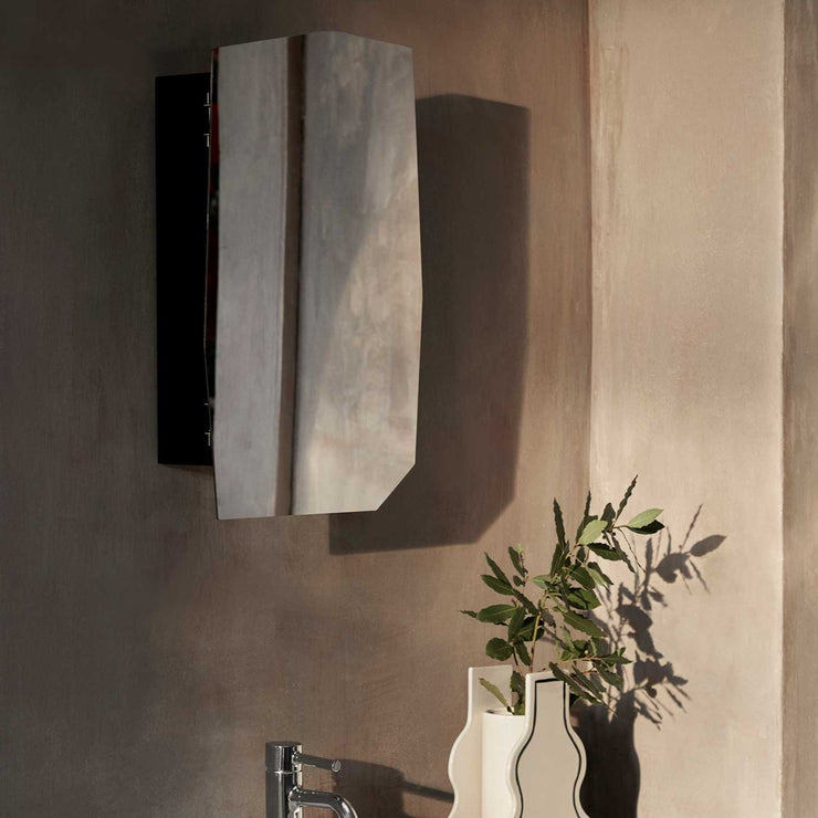 Med speilet Shard Mirror Cabinet fra Ferm Living kan du tilføre et funksjonelt og spennende element til rommet