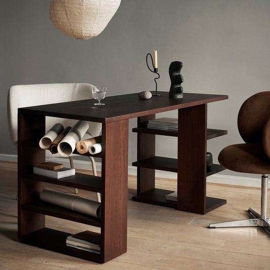 Skrivebordet Edre fra Ferm Living i mørkbeiset furu er elegant designet med funksjonelle hyller på begge sider. 