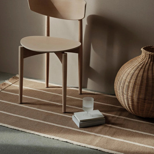 Løper Calm Kelim Runner fra Ferm Living kombinerer tradisjonelt håndverk med moderne farger og mønstre. Løperen i farge Dark Sand/Off-white