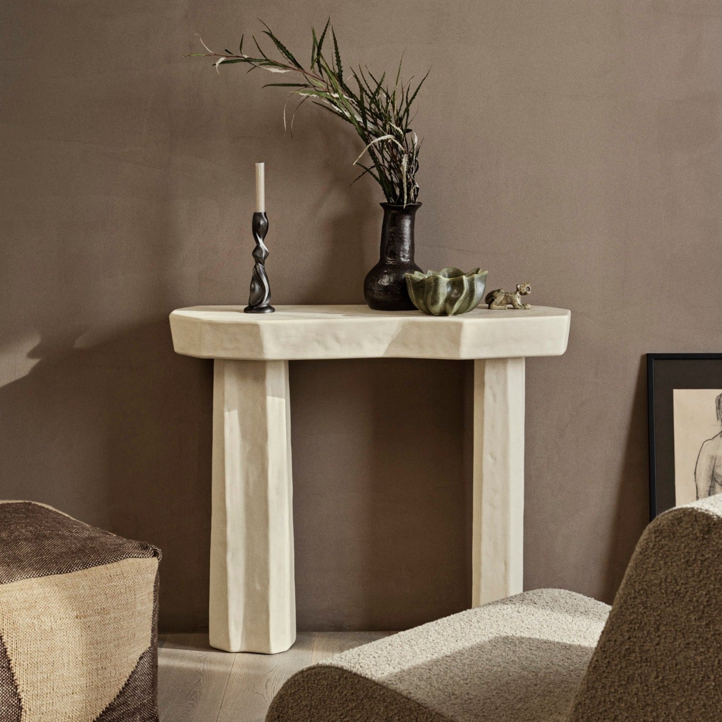 Skjenken Staffa Console Table i fargen Ivory fra Ferm Living er inspirert av de unike vulkanske fjellformasjonene som finnes på den gamle øya Staffa i Skottland. Hvert bord er laget av glassfiberarmert betong og ved hjelp av en innovativ støpeprosess minner form og uttrykk om blokker utskåret i stein.