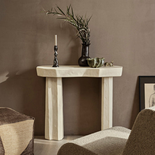 Skjenken Staffa Console Table i fargen Ivory fra Ferm Living er inspirert av de unike vulkanske fjellformasjonene som finnes på den gamle øya Staffa i Skottland. Hvert bord er laget av glassfiberarmert betong og ved hjelp av en innovativ støpeprosess minner form og uttrykk om blokker utskåret i stein.