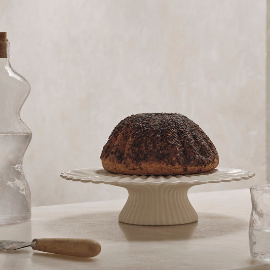 Det sjarmerende kakefatet Fountain Cake Stand fra Ferm Living i glasert off white keramikk tilfører det lille ekstra når man har gjester på besøk, skal servere en bryllupskake eller invitere på teselskap hjemme.