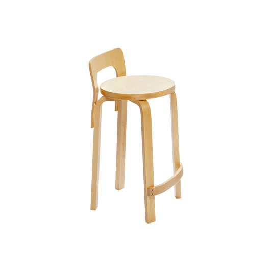 Barkrakken K65 High Chair fra Artek er en designklassiker og et bruksmøbel du blir glad i. Den ble designet av Alvar Aalto i 1935, og er en barkrakk du skulle ønske du kunne arve, eller som du med glede lar neste generasjon få overta. Dette er barkrakken K65 High Chair fra Artek i bjørk.