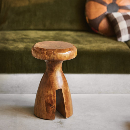 Krakken Wooden Stool Chestnut fra HK Living er en vakker krakk laget av solid mangotre med en dyp brun silkeaktig finish.