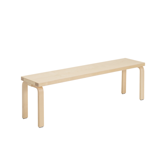 Benkene i serien Aalto Bench fra Artek består av stilrene benker, laget av formpresset heltre bjørk, som kommer i mange ulike varianter og størrelser. Serien er designet av den ikoniske finske designeren og arkitekten Alvar Aalto i 1945 – og er like aktuell den dag i dag!. Her ser du Aalto Bench 168B fra Artek i klarlakkert bjørk.