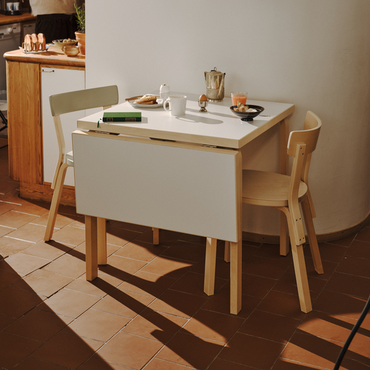 Aalto Tables fra Artek er en serie stilrene bord, laget av formpresset heltre bjørk, designet av den ikoniske finske designeren og arkitekten Alvar Aalto under modernismen på 1930-tallet – og er like aktuelle den dag i dag! Det sammenleggbare foldebordet Aalto Table Foldable passer perfekt inn i mindre boliger og kjøkkenkroker – altså et genialt spisebord når du ikke har så mye plass.