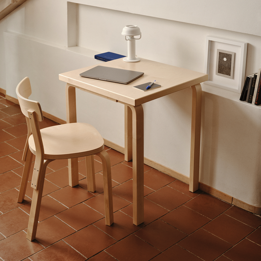 Aalto Tables fra Artek er en serie stilrene bord, laget av formpresset heltre bjørk, som kommer i mange ulike størrelser, former og utførelser. Serien er designet av den ikoniske finske designeren og arkitekten Alvar Aalto under modernismen på 1930-tallet – og er like aktuell den dag i dag! 