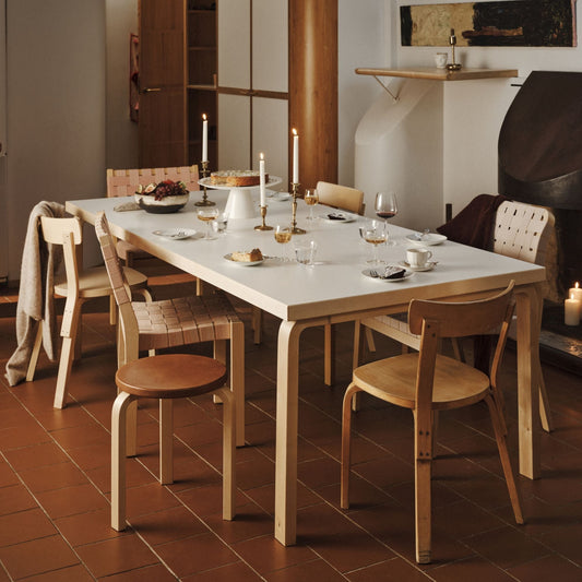 Aalto Tables fra Artek er en serie stilrene bord, laget av formpresset heltre bjørk, som kommer i mange ulike størrelser, former og utførelser. Serien er designet av den ikoniske finske designeren og arkitekten Alvar Aalto under modernismen på 1930-tallet – og er like aktuell den dag i dag! 