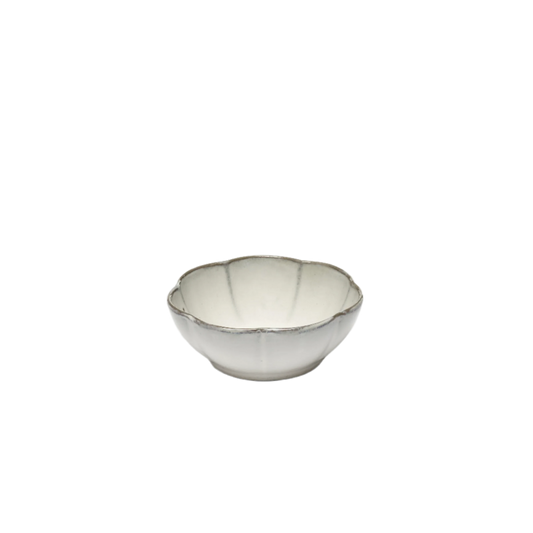 Et vakkert servise høyner matopplevelsen når du lager mat hjemme – og serien Inku fra Serax er akkurat passe rustikt – og akkurat passe elegant. Skål Inku fra Serax, Bowl Ribbed White L Ø13cm. Skålene kommer i pakker på 4 stk.