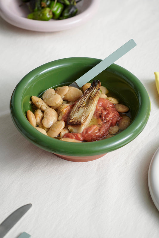 Vi liker spesielt godt miksen av uglasert naturlig terrakotta og glasert innside – og den mykt avrundede kanten. Bruk den som en liten salatbolle eller til servering av oliven, artisjokker og annet småsnacks. Salatbollen produseres i Portugal – noe som gir den et ekstra autentisk preg!