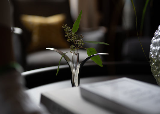 Lysestaken Lily i messing fra Skultuna  har et klassisk og tidløst design som egner seg godt som gave til bryllup, dåp og andre spesielle anledninger. Med en liten glassinnsats kan lysestaken Lily også forvandles til en liten vase.