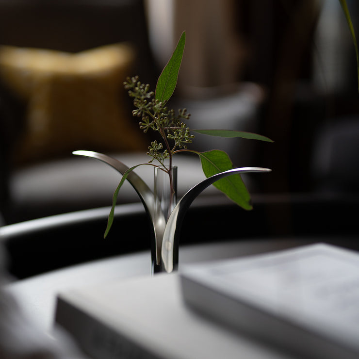 Lysestaken Lily i messing fra Skultuna  har et klassisk og tidløst design som egner seg godt som gave til bryllup, dåp og andre spesielle anledninger. Med en liten glassinnsats kan lysestaken Lily også forvandles til en liten vase.