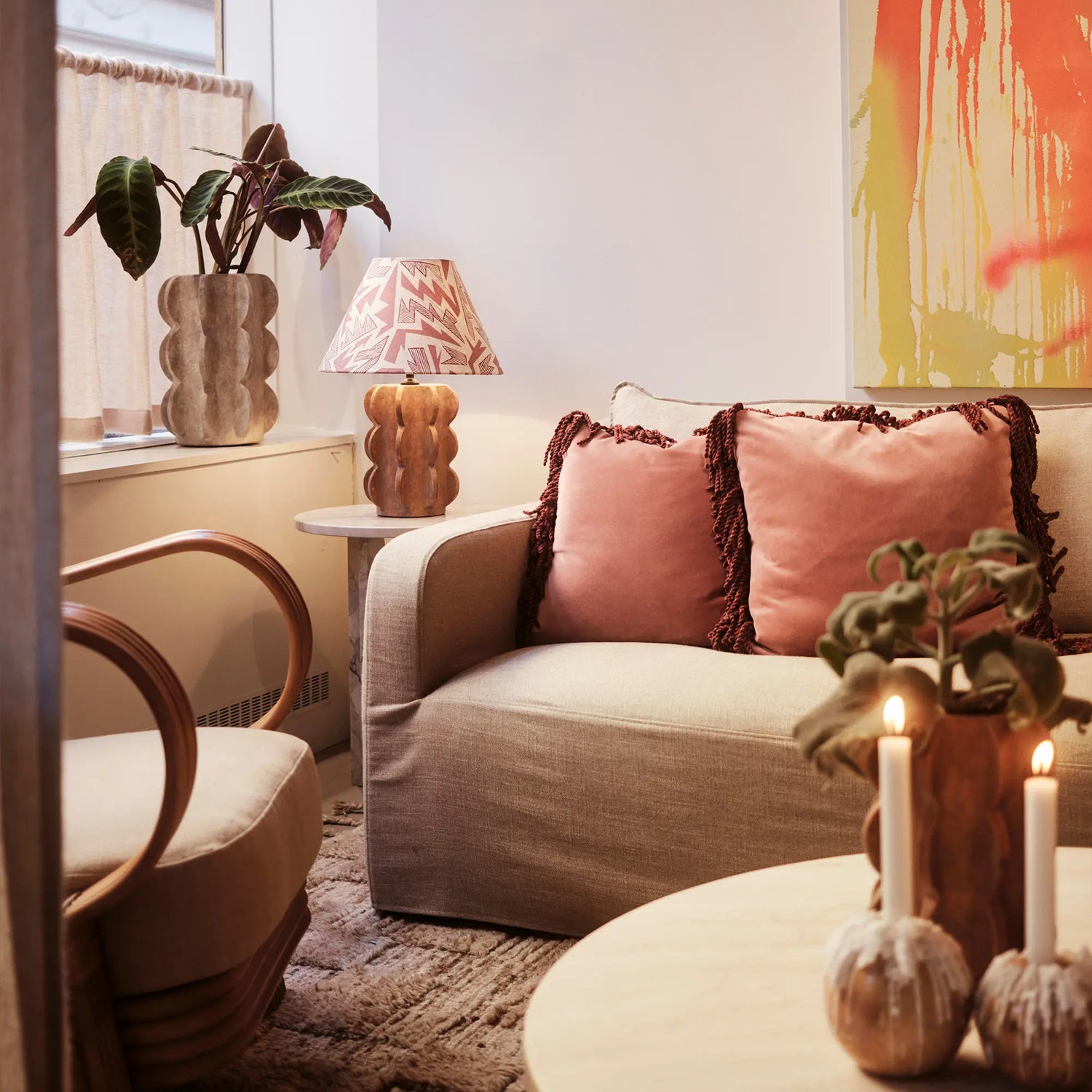 Litt bohemsk, men likevel passe stram og med detaljer som oser av noe klassisk fransk. Slik vil vi beskrive sofaen Dolores fra Dusty Deco – en ny favoritt hos oss i OsloDeco!