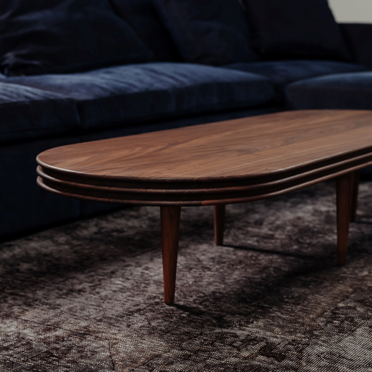 Sofabordet Groove Coffee Table Oval fra dk3 er vakkert alene som et midtpunkt i stuen, men kan også kombineres med eksempelvis et av de runde sofabordene fra Groove-serien for en mer dynamisk innredning.