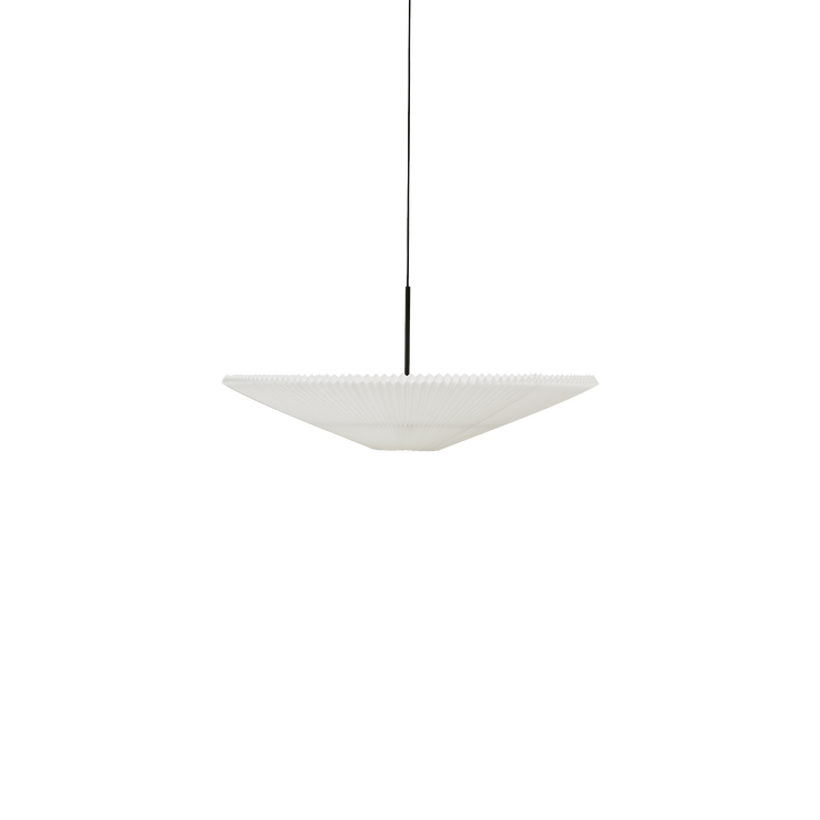 Liten taklampe Nebra Pendant Lamp fra New Works. 30 x 40 cm.