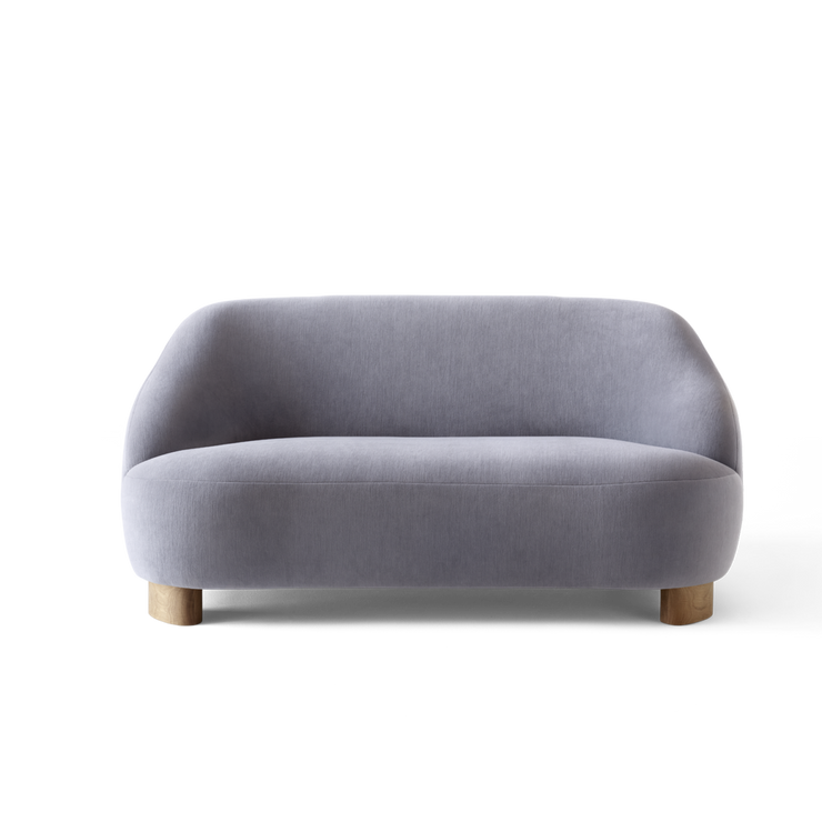 2-seter sofa Margas fra &tradition i tekstil Gentle 133 med ben i oljet eik.