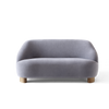 2-seter sofa Margas fra &tradition i tekstil Gentle 133 med ben i oljet eik.