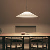 Taklampen Nebra Pendant Lamp fra New Works avgir et stemningsfullt lys over spisebordet