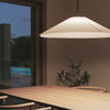 Taklampen Nebra Pendant Lamp fra New Works avgir et stemningsfullt lys over spisebordet