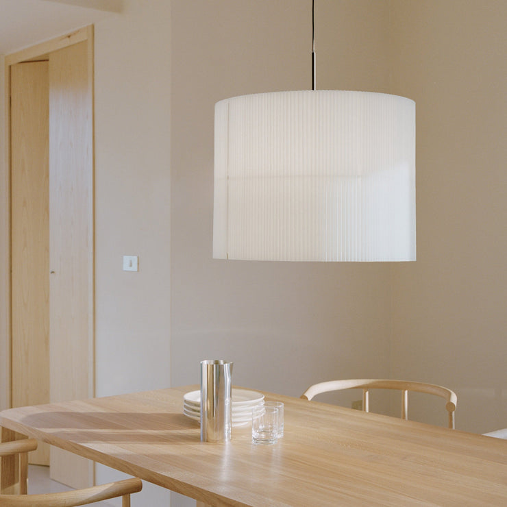 Taklampe Nebra Pendant Lamp fra New Works i sylinderformet posisjon.