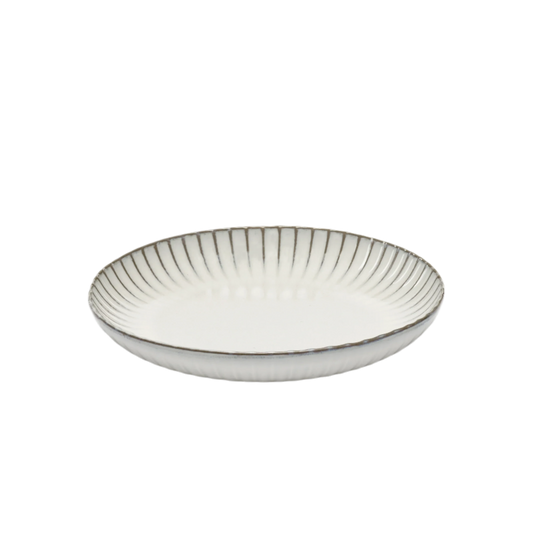 Et vakkert servise høyner matopplevelsen når du lager mat hjemme – og serien Inku fra Serax er akkurat passe rustikt – og akkurat passe elegant. Serveringsfat Inku fra Serax, Serving Bowl White M Ø32cm