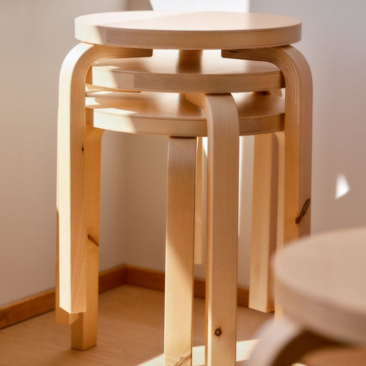 Krakken Stool 60 er et designikon fra Artek, designet av arkitekten Alvar Aalto under modernismen i 1933. Stool60 Villi er en jubileumsutgave designet i samarbeid med Formafantasma. Denne oppmuntrer til en bredere, villere og mer ansvarlig bruk av finsk bjørk – og krakken bærer derfor preg av naturlige merker som treknuter, spor etter insekter, kvister og naturlig fargespill.