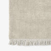 Teppet The Moor Rug fra andTradition i fargen Beige Dew, med frynser