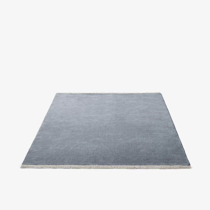 Teppet The Moor Rug fra andTradition i fargen Grey Blue Thunder, med frynser