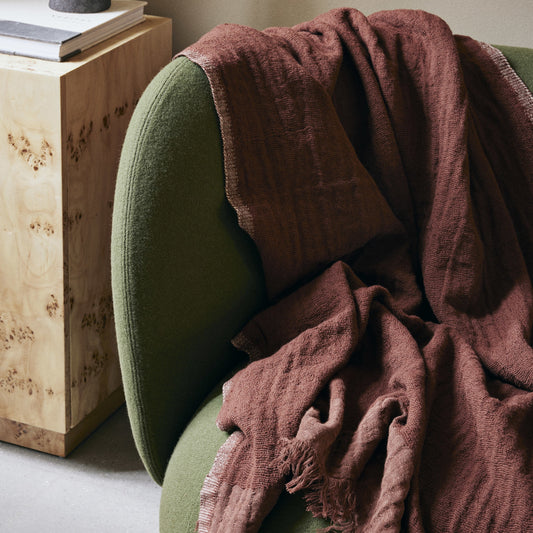 Pleddet Weaver Throw fra Ferm Living i fargen Red Brown. 