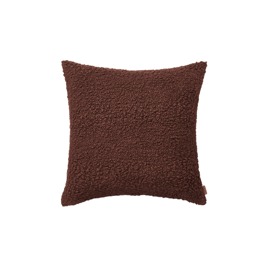 Pute Moor Cushion fra Ferm Living i fargen Dark Pecan/ mørk brun.