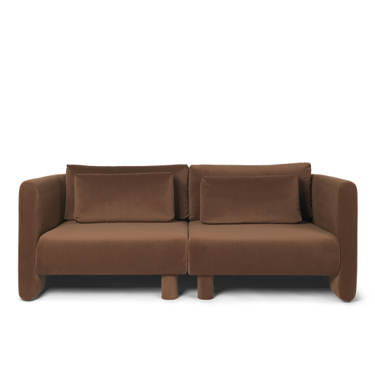 Sofa Dase 2-seter fra Ferm Living i tekstilet Rich Velvet i farge Soft Brown. Her vist med to ekstra puter, som kan bestilles separat. 