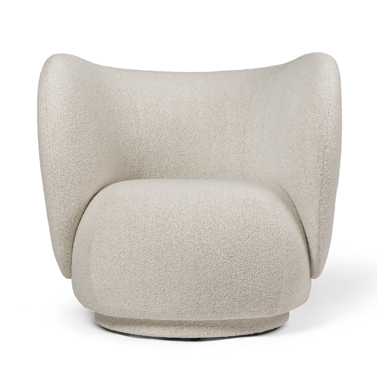 Lenestol Rico Lounge Chair fra Ferm Living i tekstilet Soft Bouclé i fargen Off-White/Sand (Prisgruppe 1)