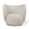 Lenestol Rico Lounge Chair fra Ferm Living i tekstilet Soft Bouclé i fargen Off-White/Sand (Prisgruppe 1)