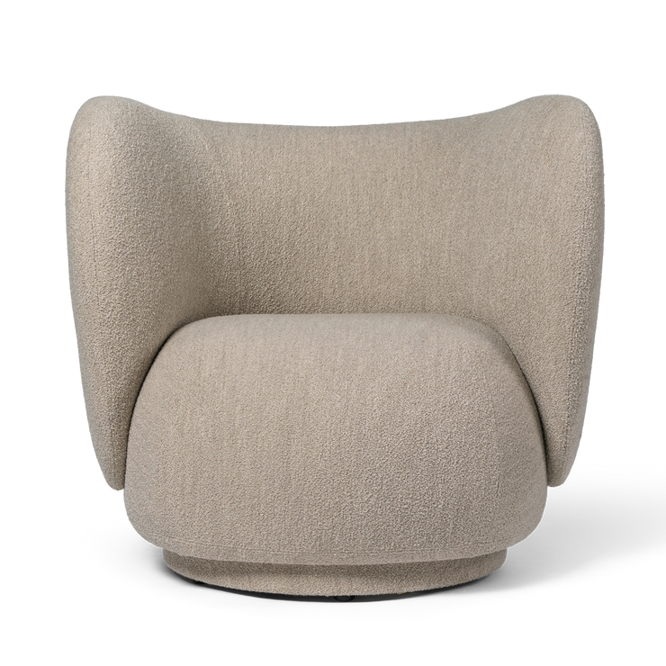 Lenestol Rico Lounge Chair fra Ferm Living i tekstilet Soft Bouclé i fargen Natural (Prisgruppe 1)