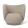 Lenestol Rico Lounge Chair fra Ferm Living i tekstilet Soft Bouclé i fargen Natural (Prisgruppe 1)