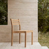 Carl hansen & Søn sin Spisestol AH502 Outdoor Dining Chair with Armrest ble designet av Alfred Homann.