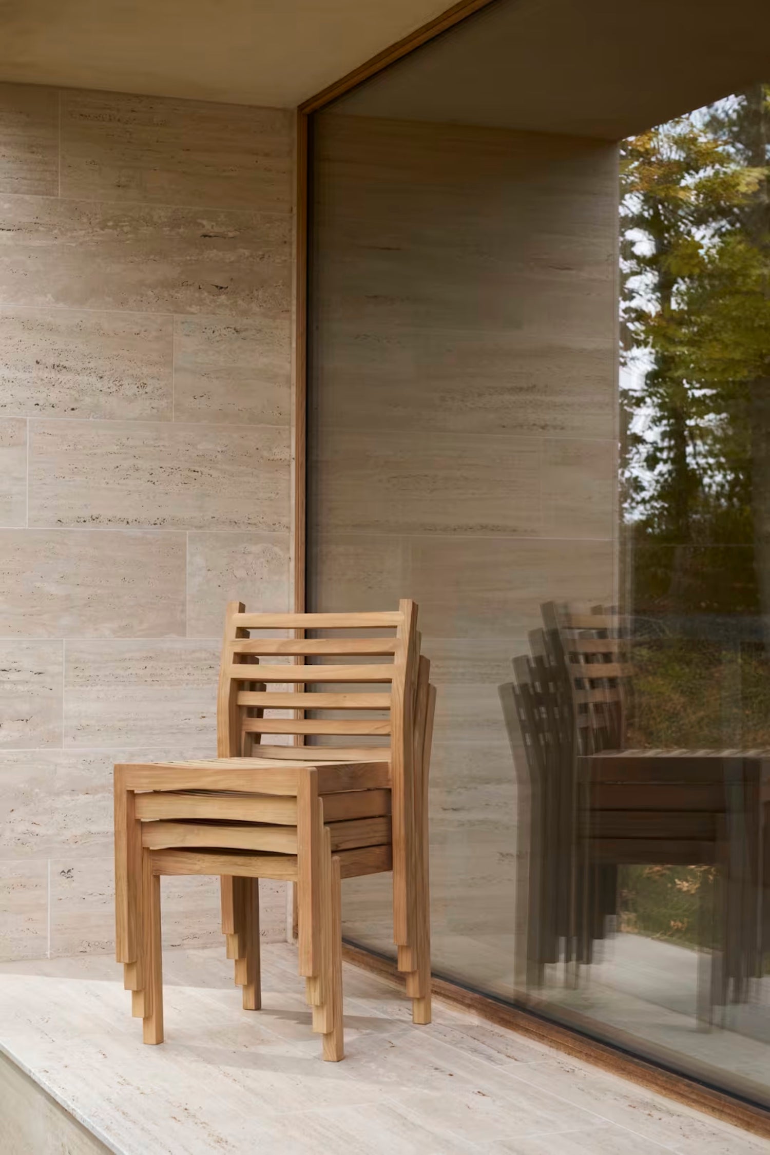 Carl Hansen & Søn sin Spisestol AH501 Outdoor Dining Chair er laget av teak og kan stables. 