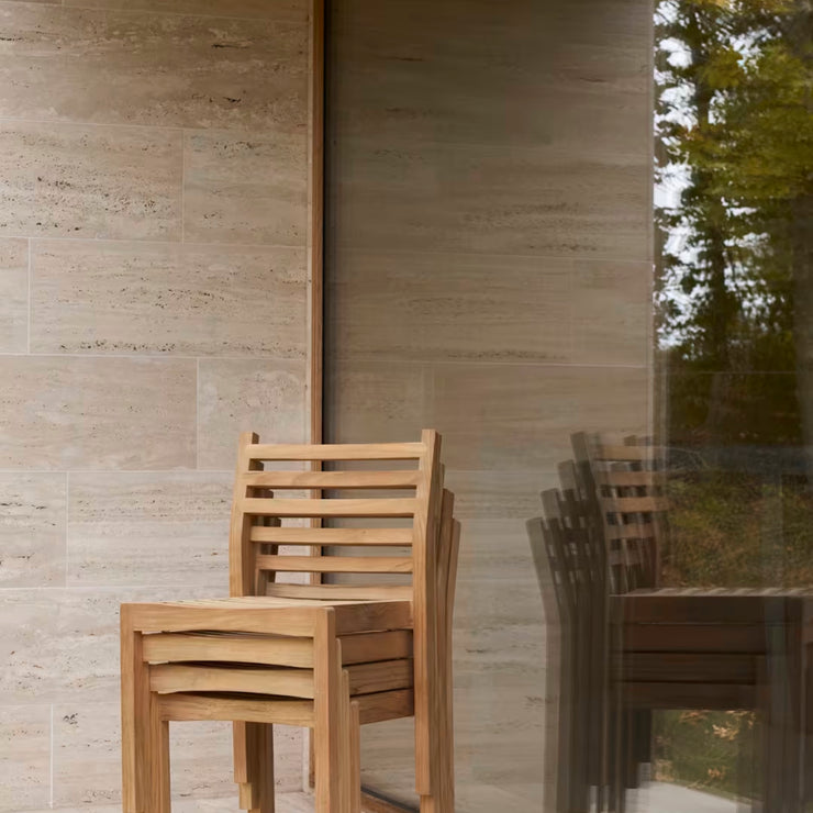 Carl Hansen & Søn sin Spisestol AH501 Outdoor Dining Chair er laget av teak og kan stables. 