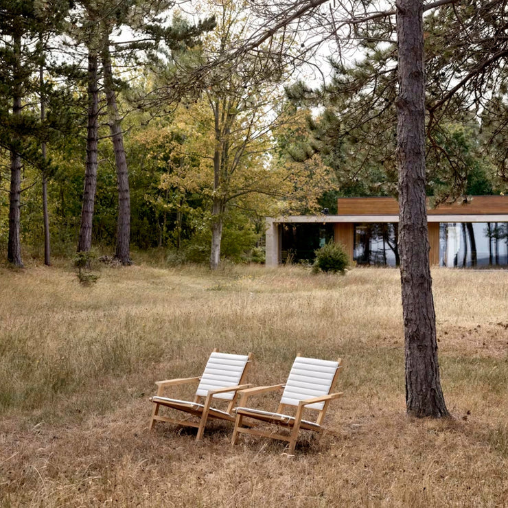 Carl Hansen & Søn sin solstol er laget av teak, en hardfør tresort som elder vakkert over tid. Putene selges separat.