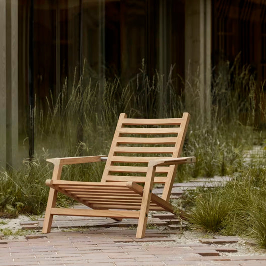 Carl Hansen & Søn sin komfortable solstol AH603 Outdoor Deck Chair er en del av AH Outdoor-serien, designet av Alfred Homann.