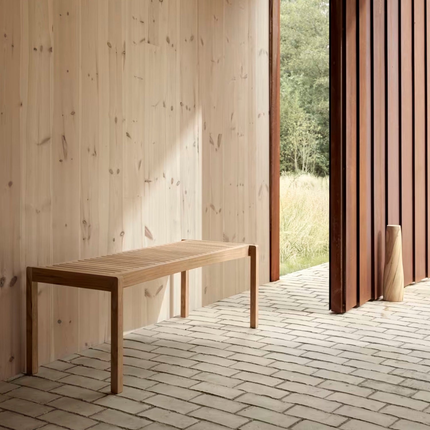 Carl Hansen & Søn sin Benk AH912 Outdoor Table Bench ble designet av Alfred Homann.