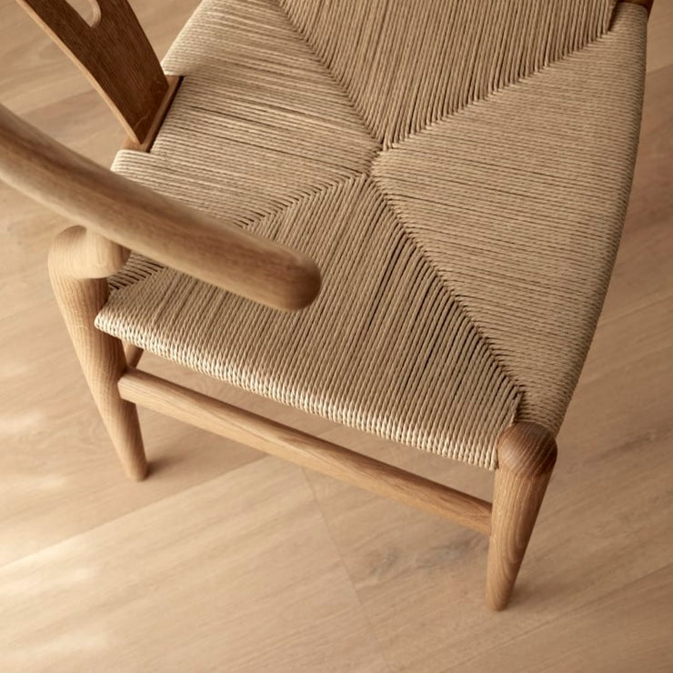 Spisestol CH24 Wishbone Chair i oljet eik med naturfarget papirsnor.