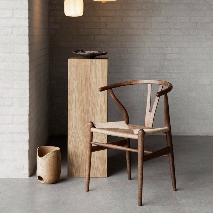 Spisestol CH24 Wishbone Chair i røkt oljet eik med naturpapirsnor