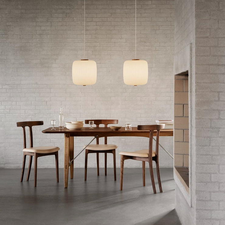 Med spisestolen fra Carl Hansen & Søn sine klassiske og moderne linjer får stolen et lett og elegant utseende. Carl Hansen & Søn sin Spisestol OW58 T-Chair i oljet valnøtt.