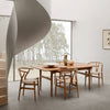 Hans J. Wegners CH327 6-manns spisebord fra Carl Hansen & Søn har en uvanlig design hvor bordplaten nesten ser ut til å være svevende. Bordet finnes i seks ulike varianter. På bilde er bordet i FSC™-sertifisert oljet teak/eik