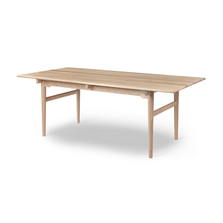 Det elegante CH327 Wegner-bordet egner seg både som spisebord og møtebord. Den kan også enkelt brukes som skrivebord. Spisebord CH327 Dining Table fra Carl Hansen & Søn i såpebehandlet eik