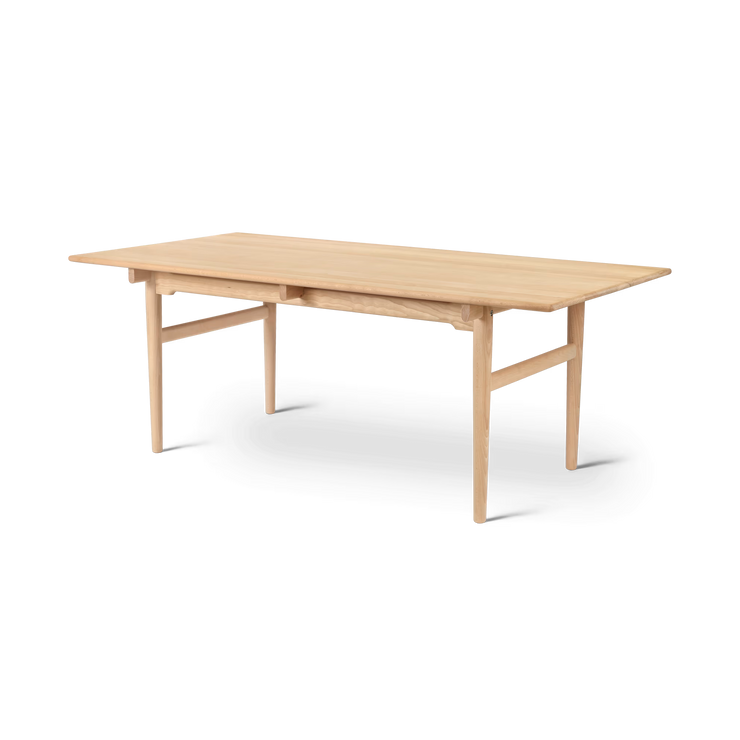 Spisebord CH327 Dining Table fra Carl Hansen & Søn i såpebehandlet bøk