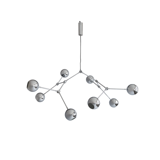 Lampen fra 101 Copenhagen kombinerer form og funksjon, med en nøye utformet konstruksjon som maksimerer lyspotensialet. Kromfinishen gir en sofistikert eleganse til moderne interiører. Taklampe i stor variant.