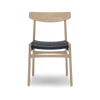 Spisestol fra Carl Hansen & Søn i såpebehandlet eik med svart papirsnor