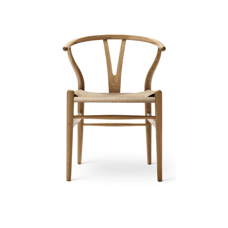 Spisestol CH24 Wishbone Chair i oljet eik med naturfarget papirsnor.